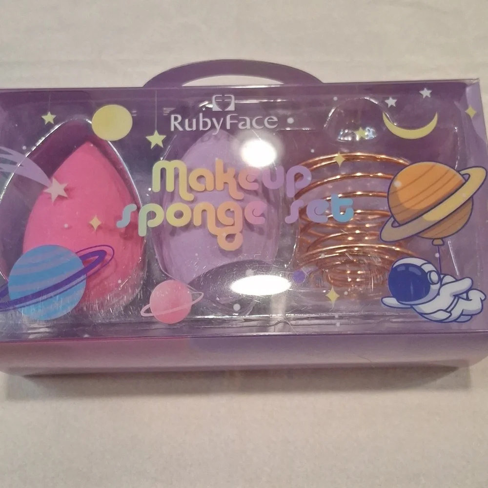 Colorful Makeup Sponge & Accessory Set - Picture 2 of 5
